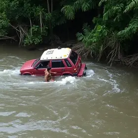 veículo cai em córrego e deixa duas mulheres feridas em São José dos Campos